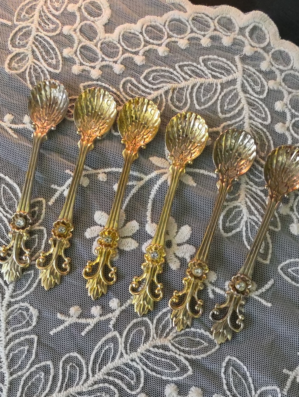 Vtg Shell Shape Ornate Gold-Tone Decorative Spoon Set - Set of 6